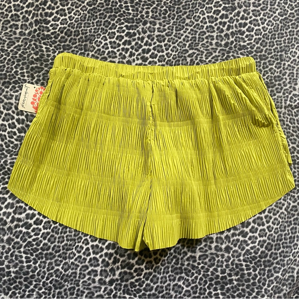 Free People Shirr Enough Plisse Running Shorts Green Sprout Guacamole Sz L NWT - Picture 11 of 11